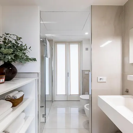 Vanity Tail Luxury Pocapaglia