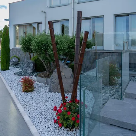 Vanity Tail Luxury Pocapaglia
